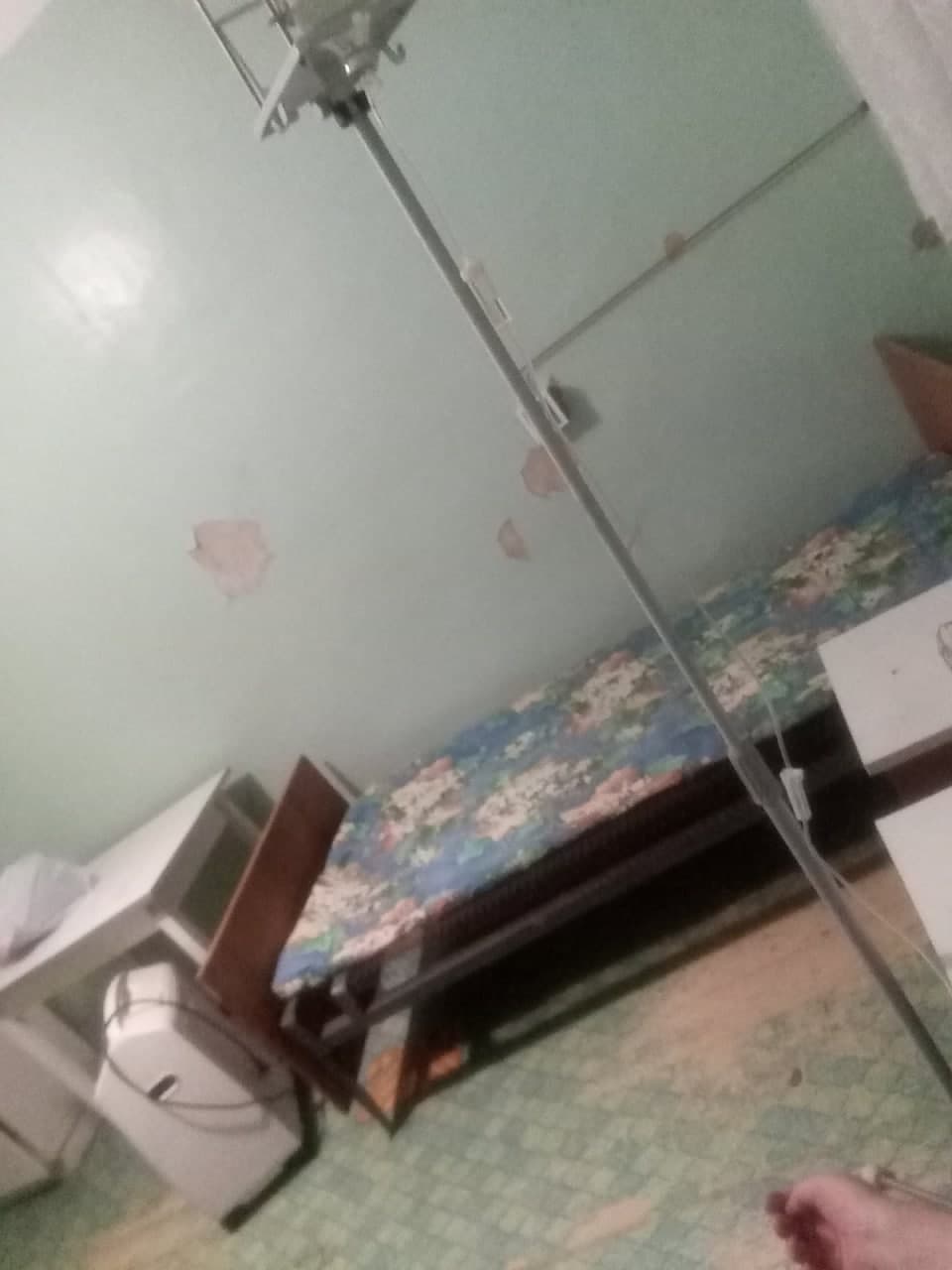 Обшарпані стіни, замість туалету - горщик: ковід-палату в лікарні Кропивницького показали на відео